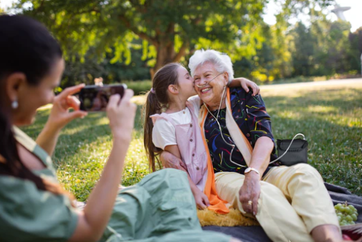 Woman with Inogen Rove 6 in the park