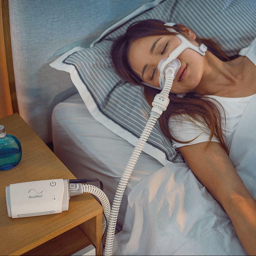 woman sleeping with airmini cpap n20